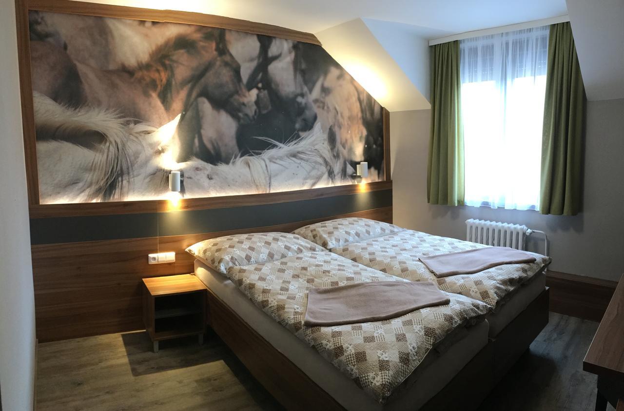 Hotel U Kone Бероун Екстер'єр фото