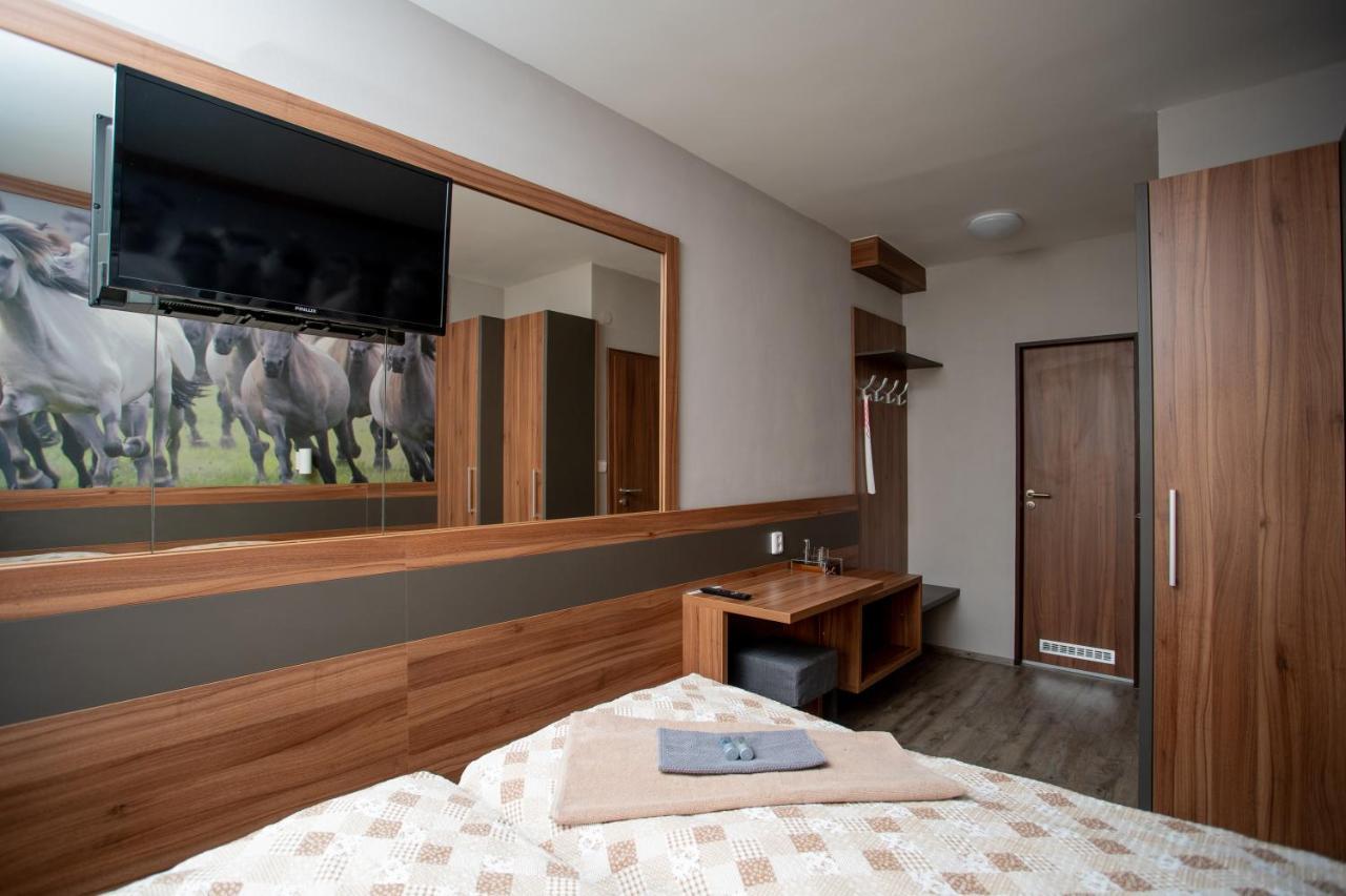 Hotel U Kone Бероун Екстер'єр фото